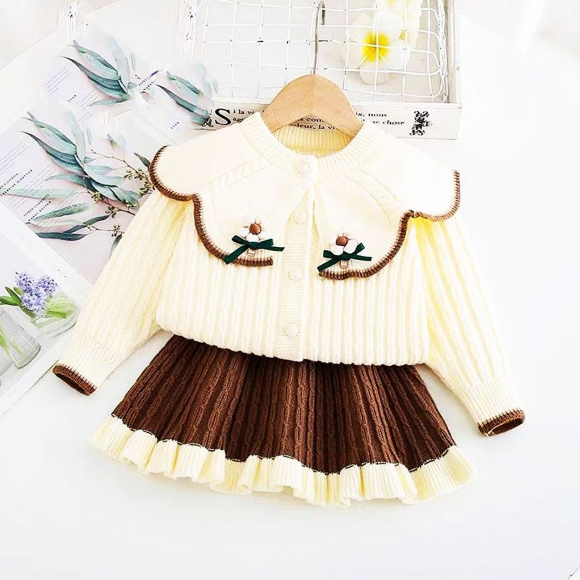 Set de jupe plissée et cardigan blanc col claudine