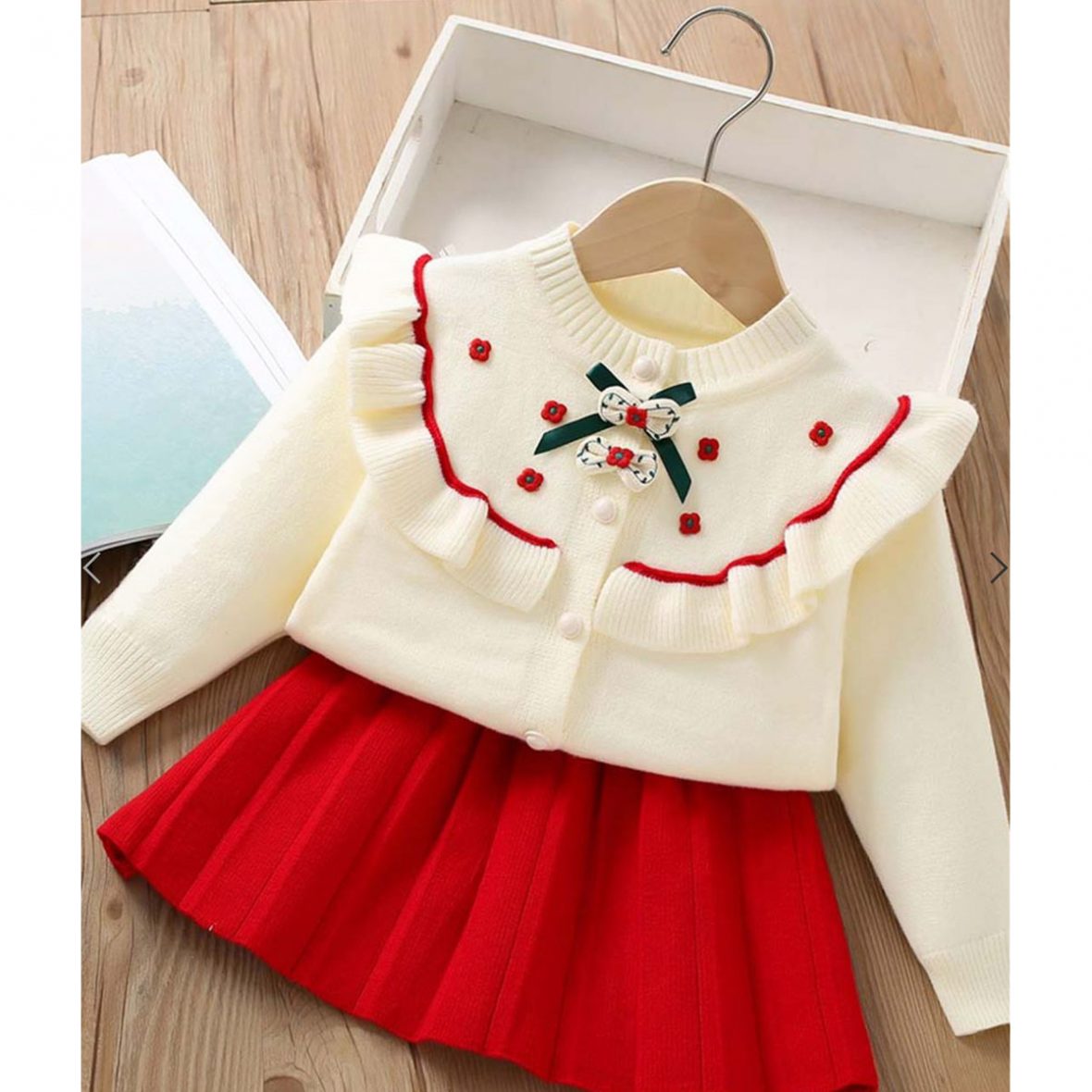 Ensemble de jupe plissée et cardigan blanc à fleurs