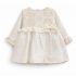 Robe Bébé Écrue Broderie Anglaise – Volants & Nœud Chic