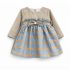 Robe Bébé Bi-Matière Beige & Carreaux Bleu – Nœud & Taille Froncée